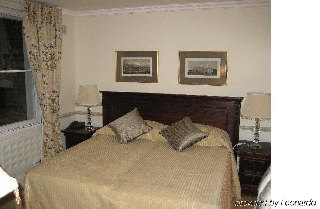 Lord Milner Hotel London Room photo